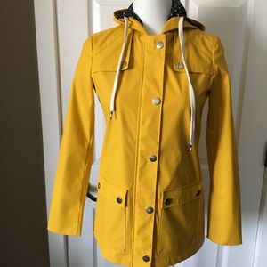Cute yellow rain coat💛